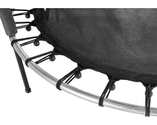 Vue détaillée d''un trampoline avec filet de sécurité, bandes de fixation et cadre en acier.