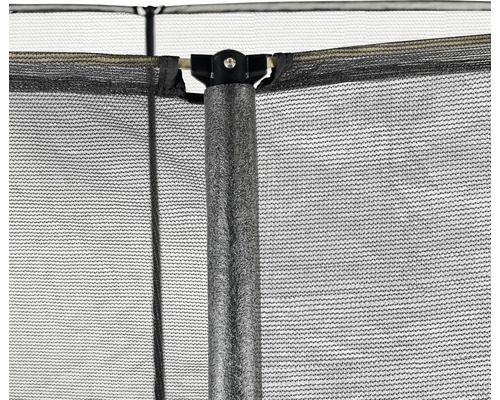 Detailansicht eines Trampolins mit Sicherheitsnetz und Rahmenstange.