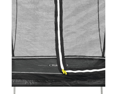 Detailansicht des Reißverschlusses eines Trampolin Sicherheitsnetzes