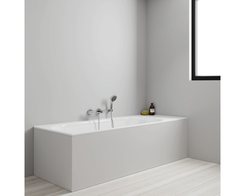 Eingebaute Badewanne mit Armatur und Handbrause im Badezimmer