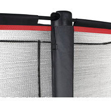 Detailaufnahme eines Trampolin-Sicherheitsnetzes mit Pfosten
