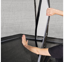 Detailaufnahme eines Trampolins mit Sicherheitsnetz und Leiter