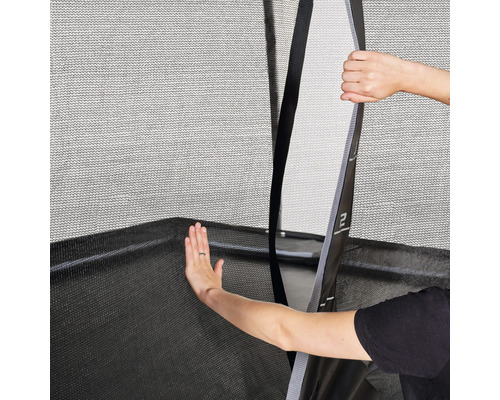 Detailaufnahme eines Trampolins mit Sicherheitsnetz und Leiter