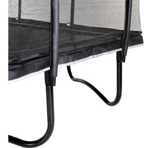 Detailansicht eines Gartentrampolins mit Sicherheitsnetz und Stahlrahmen