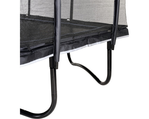Detailansicht eines Gartentrampolins mit Sicherheitsnetz und Stahlrahmen