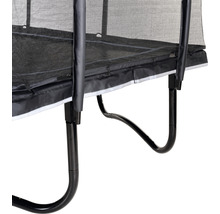 Detailansicht eines Gartentrampolins mit Sicherheitsnetz und Rahmenpolsterung