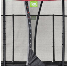 Detailansicht eines Trampolins mit Sicherheitsnetz und Leiter