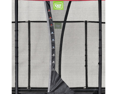 Detailansicht eines Trampolins mit Sicherheitsnetz und Leiter