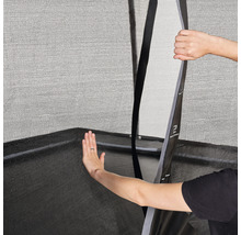 Detailaufnahme des Sicherheitsnetzes eines Trampolins mit geöffnetem Eingang