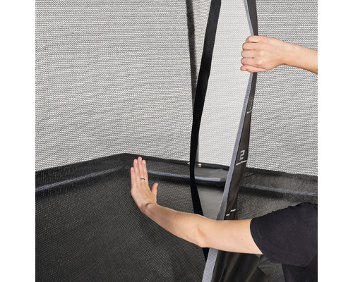 Detailaufnahme des Sicherheitsnetzes eines Trampolins mit geöffnetem Eingang