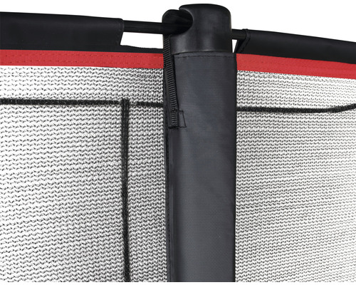 Detailansicht eines Trampolinsicherheitsnetzes mit Stützstange