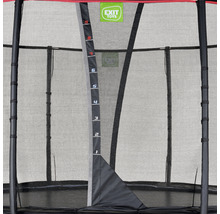 Gros plan d''un trampoline avec filet de sécurité et marquage de la hauteur.