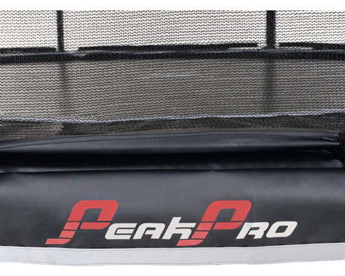 Logo Peak Pro sur un filet de sécurité de trampoline