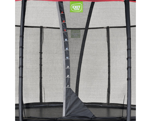 Vue détaillée d''un trampoline avec filet de sécurité et marquage de la hauteur