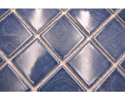 Gros plan de carreaux de mosaïque bleus en forme de losange
