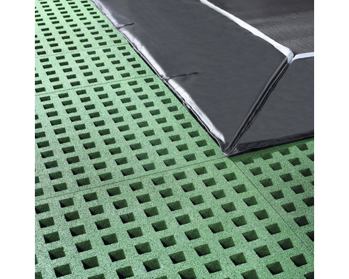 Grüne Fallschutzmatte mit schwarzen Randpolstern
