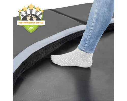 Detailaufnahme einer Person auf einem Trampolin mit Fußschutzsystem