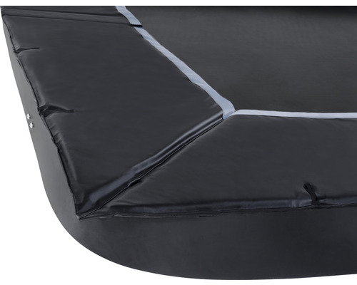 Detailaufnahme einer schwarzen Trampolinrandabdeckung