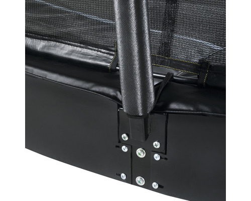 Detailaufnahme eines Trampolinrahmens mit Polsterung und Sicherheitsnetzpfosten.