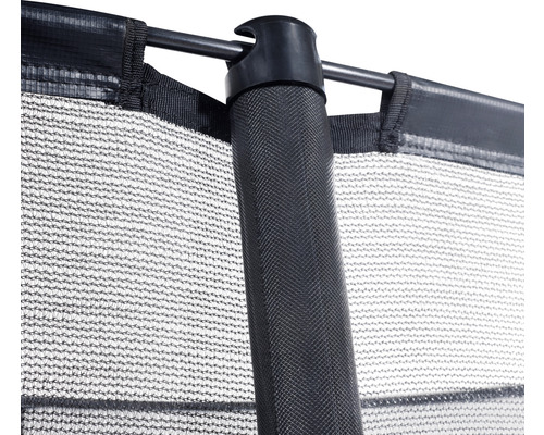 Detailaufnahme eines Trampolinsicherheitsnetzes mit Stange