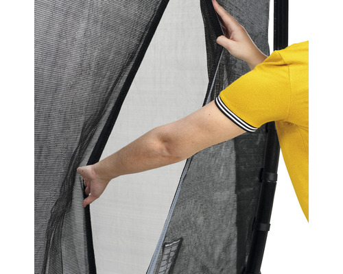 Person öffnet ein Moskitonetz für eine Tür