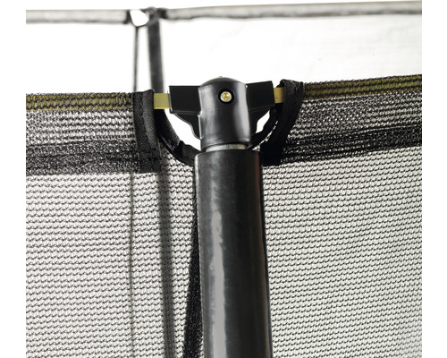 Detailansicht eines Trampolin-Sicherheitsnetzes mit Stützstange