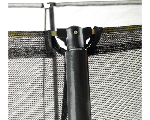 Gros plan d''un trampoline avec filet de sécurité