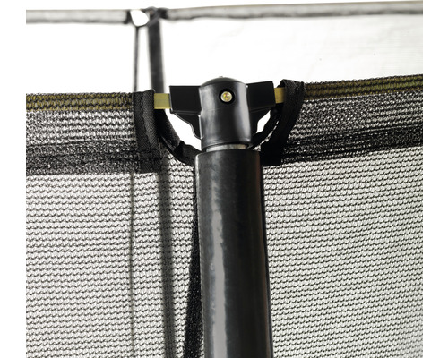 Detailaufnahme von einem Trampolin Sicherheitsnetz mit einer schwarzen Stange und einem schwarzen Verbindungsstück.