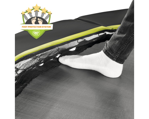 Detailaufnahme eines Trampolins mit Fuss unter dem Schutznetz und Fuss-Schutz-System Siegel