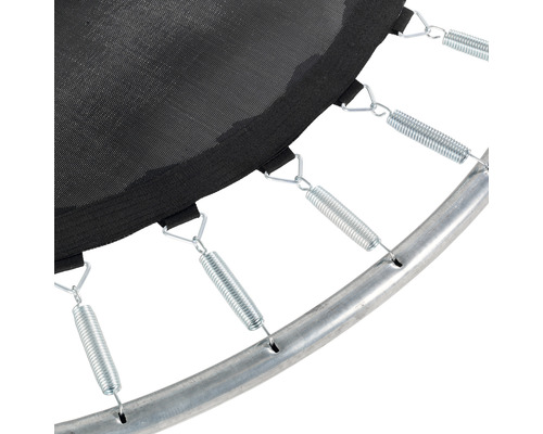 Gros plan sur les ressorts, la toile de saut et le cadre d''un trampoline de jardin