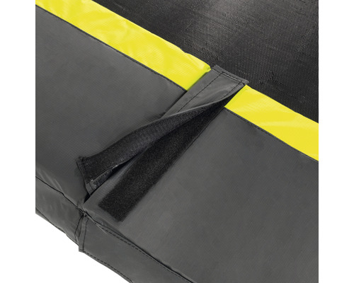 Gros plan d''un bord de protection de trampoline avec fermeture velcro