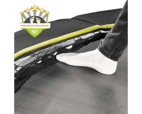 Gros plan d''un trampoline avec système de protection des pieds et le pied d''une personne