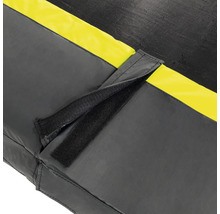 Detail einer Trampolinabdeckung mit Klettverschluss