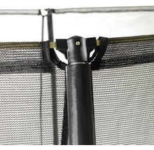 Detailaufnahme eines Trampolinsicherheitsnetzes mit Stützpfosten.