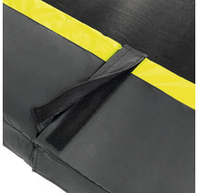 Détail d''un coussin de protection de trampoline avec fermeture velcro