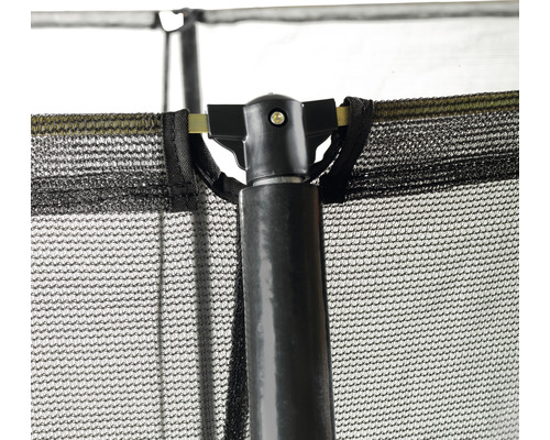 Vue détaillée d''un trampoline avec filet de sécurité et connexion de poteau.