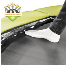 Gros plan d''un trampoline doté d''un système de protection des pieds qui recouvre les ressorts, augmentant ainsi la sécurité