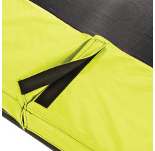 Vue détaillée d''une couverture de trampoline avec des bandes de fixation