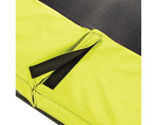Vue détaillée d''une couverture de trampoline avec des bandes de fixation