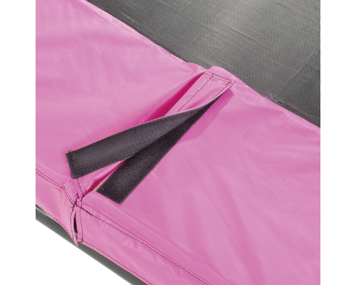 Vue détaillée d''une couverture de trampoline avec des sangles de fixation