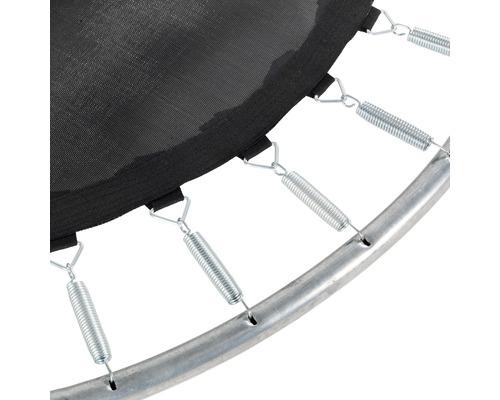 Gros plan sur les ressorts du trampoline, la toile de saut et le cadre.