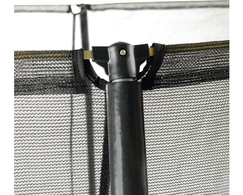 Detailansicht eines Trampolins mit Sicherheitsnetz und Rahmenstange