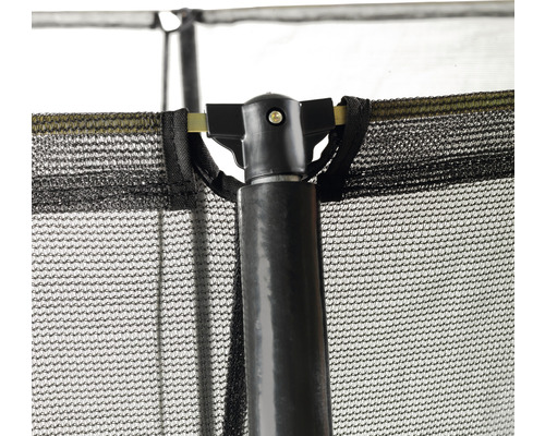 Detailaufnahme eines Trampolinsicherheitsnetzes mit Stützstange und Befestigung.