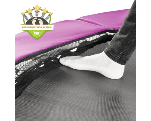 Gros plan d''un trampoline avec système de protection des pieds et d''une personne qui se coince le pied entre le cadre et la toile de saut