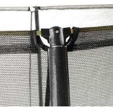 Gros plan du filet de sécurité d''un trampoline avec fixation noire.