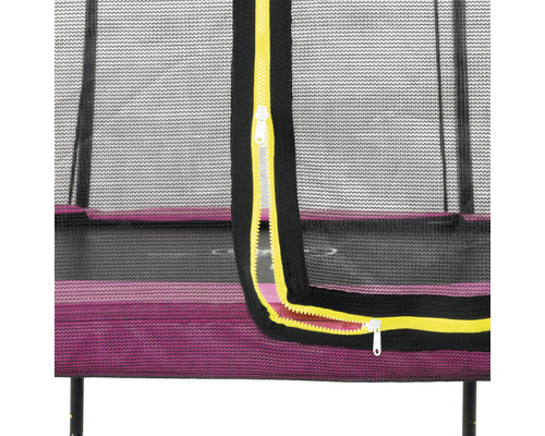 Detailansicht eines Trampolins mit Sicherheitsnetz und Reißverschluss