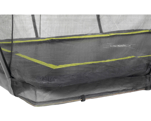 Gros plan d''un trampoline avec filet de sécurité