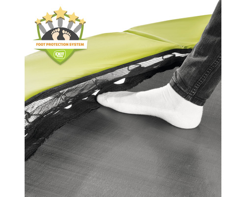 Gros plan d''un trampoline avec système de protection des pieds et une personne avec des chaussettes debout dessus