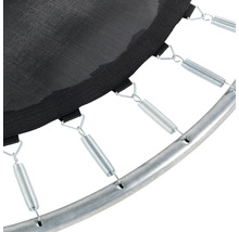 Gros plan sur une fixation de trampoline avec ressorts.