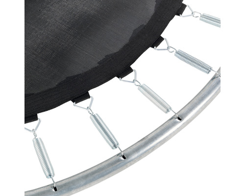 Gros plan sur une fixation de trampoline avec ressorts.
